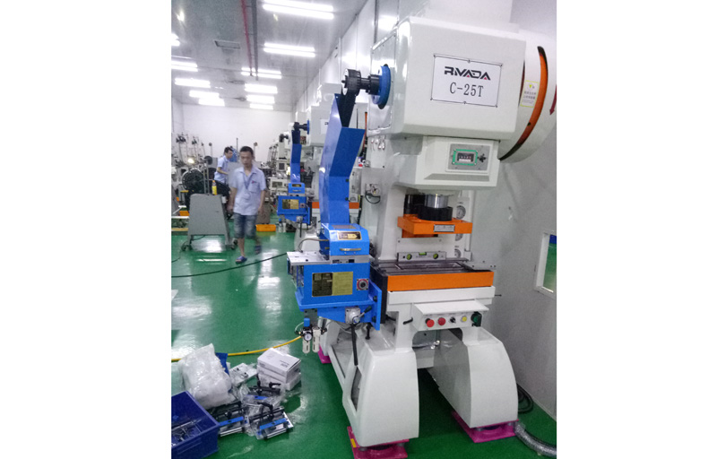 虹瑞衝床配婷婷四房播播夾式送（sòng）料（liào）機批量出機